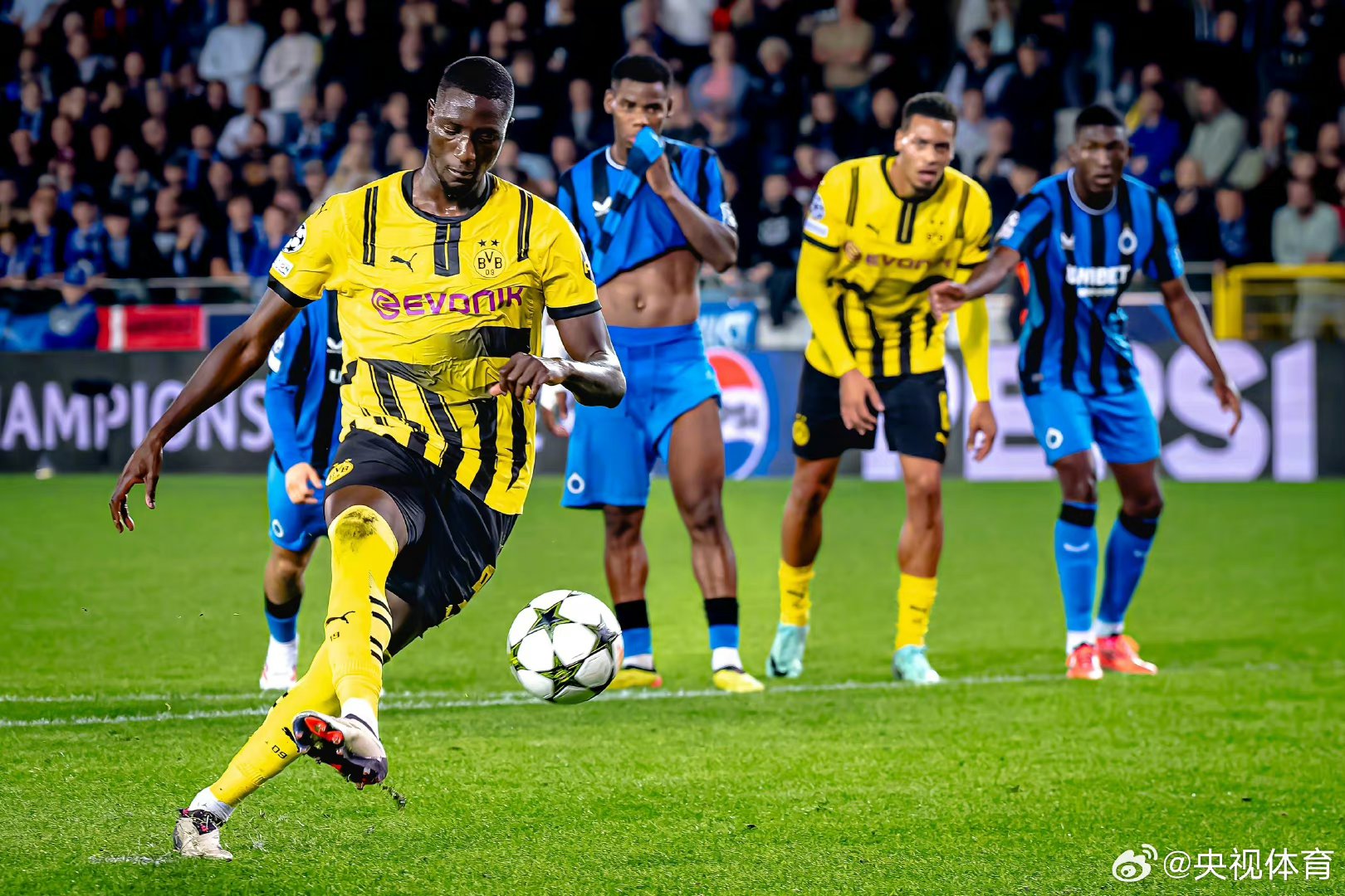 集结日多特蒙德队长鼓劲：足总杯节点到来，媒体盛赞，临场指挥获称赞